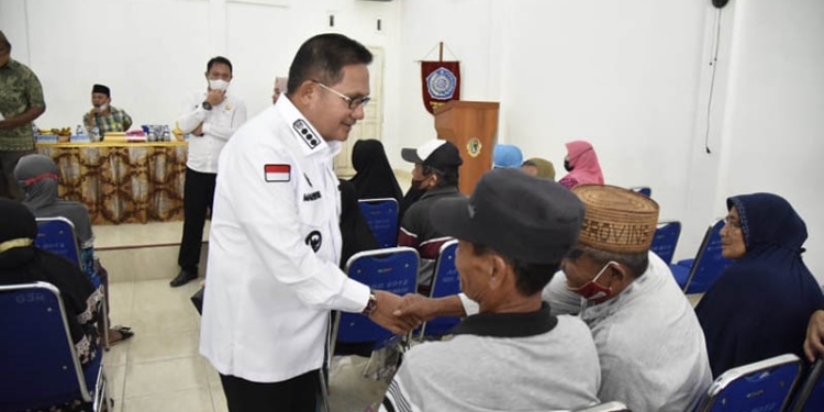 Wali Kota Gorontalo, Marten Taha saat meninjau penyaluran dana BLT BBM di kantor camat Kota Tengah, Kota Gorontalo, Rabu (21/9/2022). Foto: Humas Pemkot