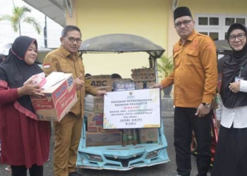 Wali Kota Gorontalo, Marten Taha (kedua kiri) menyerahkan secara simbolis bantuan tambahan modal bagi 57 UMKM di Kota Gorontalo.