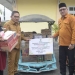 Wali Kota Gorontalo, Marten Taha (kedua kiri) menyerahkan secara simbolis bantuan tambahan modal bagi 57 UMKM di Kota Gorontalo.