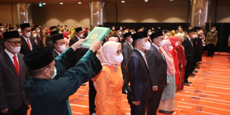 Pelantikan tiga anggota Bawaslu Provinsi Gorontalo Periode 2022-2027 bersama 69 Anggota Bawaslu dari 23 Provinsi se-Indonesia. (Bawaslu RI)