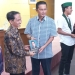 Wakil Ketua MPR RI, Fadel Muhammad, menyerahkan buku Buliding A Legacy, kepada Bupati Gorontalo, Nelson Pomalingo, Selasa (27/9/2022). (hasan/gopos)