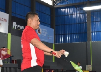 Penjabat Gubernur Gorontalo Hamka Hendra Noer saat bermain bulu tangkis usai meresmikan Gedung Olahraga Billionaires Badminton Hall yang berlokasi di Kelurahan Heledulaa Utara, Kecamatan Kota Timur, Kota Gorontalo, minggu (18/9/2022). (Foto: Fadly)