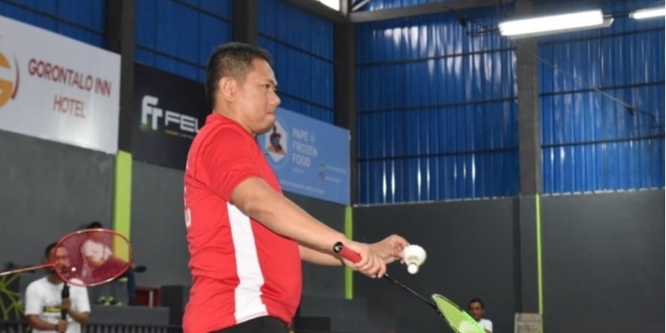 Penjabat Gubernur Gorontalo Hamka Hendra Noer saat bermain bulu tangkis usai meresmikan Gedung Olahraga Billionaires Badminton Hall yang berlokasi di Kelurahan Heledulaa Utara, Kecamatan Kota Timur, Kota Gorontalo, minggu (18/9/2022). (Foto: Fadly)