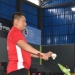 Penjabat Gubernur Gorontalo Hamka Hendra Noer saat bermain bulu tangkis usai meresmikan Gedung Olahraga Billionaires Badminton Hall yang berlokasi di Kelurahan Heledulaa Utara, Kecamatan Kota Timur, Kota Gorontalo, minggu (18/9/2022). (Foto: Fadly)