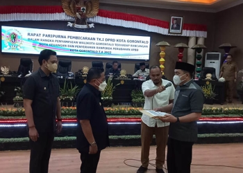 Ketua DPRD Kota Gorontalo, Hardi Sidiki menerima naskah Ranperda Perubahan APBD Kota Gorontalo tahun 2022. Senin (19/9/2022). (Sari/gopos)