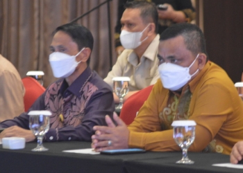 Bupati Gorontalo, Nelson Pomalingo bersama Wakil Bupati Gorontalo, Hendra S Hemeto hadir saat pertemuan bersama Menteri Dalam Negeri, Tito Karnavian di Hotel Aston, Kota Gorontalo, Jumat (2/9/2022). (Foto: Putra/Gopos)