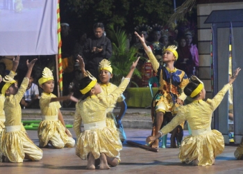 Pagelaran budaya Gerakan Seniman Masuk Sekolah (GSMS) merupakan kebudayaan dan kekayaan kita serta jadi sebuah keunikan," ungkapnya saat Membuka kegiatan GSMS (Gerakan Seniman Masuk Sekolah) tahun 2020 di Limboto, Kabupaten Gorontalo, Selasa malam, Rabu (13/9/2022). (Foto: Putra/Gopos)