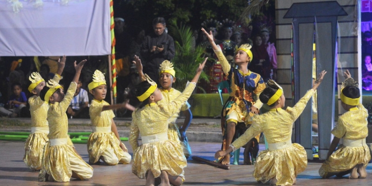 Pagelaran budaya Gerakan Seniman Masuk Sekolah (GSMS) merupakan kebudayaan dan kekayaan kita serta jadi sebuah keunikan," ungkapnya saat Membuka kegiatan GSMS (Gerakan Seniman Masuk Sekolah) tahun 2020 di Limboto, Kabupaten Gorontalo, Selasa malam, Rabu (13/9/2022). (Foto: Putra/Gopos)