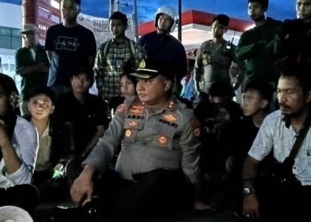 Kapolres Gorontalo Kota, AKBP Ardi Rahananto saat mediasi dengan mahasiswa, Selasa (6/9/2022). Foto : Sari/gopos