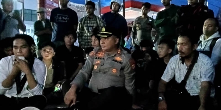 Kapolres Gorontalo Kota, AKBP Ardi Rahananto saat mediasi dengan mahasiswa, Selasa (6/9/2022). Foto : Sari/gopos