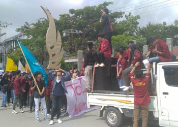 Aksi mahasiswa Universitas Negeri Gorontalo (UNG) yang menolak kenaikan harga BBM Bersubsidi, Jumat (2/9/2022). (Muhajir/gopos)