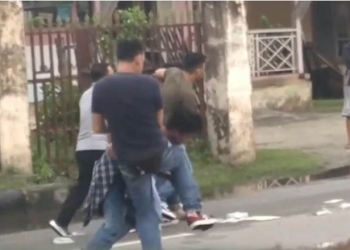 Beberapa anggota massa aksi mahasiswa yang berunjuk rasa menolak kenaikan harga BBM di Bundaran Hulonthalo Indah, Kota Gorontalo, diamankan petugas pengamanan saat hendak memasuki area SPBU dekat bundaran Hulonthalo Indah, Selasa (6/9/2022). (istimewa)