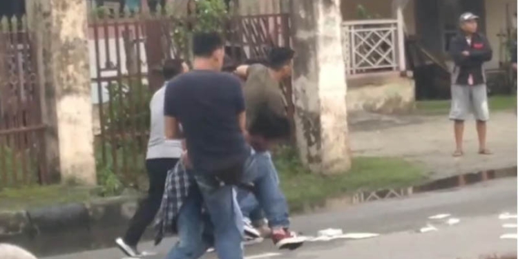 Beberapa anggota massa aksi mahasiswa yang berunjuk rasa menolak kenaikan harga BBM di Bundaran Hulonthalo Indah, Kota Gorontalo, diamankan petugas pengamanan saat hendak memasuki area SPBU dekat bundaran Hulonthalo Indah, Selasa (6/9/2022). (istimewa)