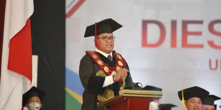Rektor UNG, Eduart Wolok memberikan sambutan pada Perayaan Dies Natalis Ke-59 UNG, Jumat (16/9/2022) (Dok. UNG)