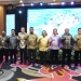 Foto bersama Penjagub Gorontalo, Hamka Hendra Noer (kelima kanan) dengan Forkopimda usai ekspos 100 hari kerja dan simposium pembangunan yang digelar oleh Badan Kesbangpol Provinsi Gorontalo di Hotel Aston, Kota Gorontalo, Jumat (23/9/2022). (Foto: Haris)