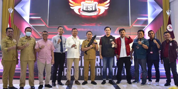 Penjabat Gubernur Hamka Hendra Noer saat membuka kejuaraan ESI Talk Piala Gubernur Gorontalo bertempat di gedung Belle li Mbui, Selasa (20/9/2022). Kejuaraan ini mempertandingkan empat cabang olahraga yakni mobile legend, free fire, PUBG dan efootball 2023. (Kominfo Provinsi Gorontalo)