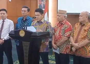 Fadel Muhammad bersama tim kuasa hukum menyampaikan keterangan pers terkait langkah hukum atas pencopotan dirinya sebagai Wakil Ketua MPR RI, Jumat (9/9/2022).