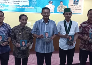 Wakil Ketua MPR, Fadel Muhammad, tengah bersama Bupati Gorontalo, Nelson Pomalingo (kedua kiri), Wakil Rektor Bidang Akademik UNG, Harto Malik (kanan), Akademisi UNG, Lukman Laliyo (kiri), dan Ketua HMI Gorontalo, Ari S. Kasim (kedua kanan) saat bicara buku bersama wakil rakyat, Selasa (27/9/2022) di UNG. (hasan/gopos)
