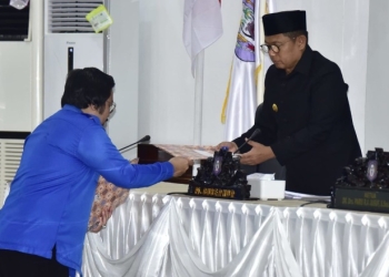 Juru bicara Fraksi Demokrat Erwin Ismail (kiri) menyerahkan dokumen pemandangan umum fraksi terhadap APBD Perubahan Provinsi Gorontalo kepada Penjabat Gubernur Gorontalo Hamka Hendra Noer (kanan) pada Sidang Paripurna DPRD Provinsi Gorontalo ke 93 dalam rangka Dengar Pendapat Akhir Fraksi terhadap Rencana Peraturan Daerah APBD Perubahan, Senin (19/9/2022). Foto: Nova