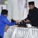 Juru bicara Fraksi Demokrat Erwin Ismail (kiri) menyerahkan dokumen pemandangan umum fraksi terhadap APBD Perubahan Provinsi Gorontalo kepada Penjabat Gubernur Gorontalo Hamka Hendra Noer (kanan) pada Sidang Paripurna DPRD Provinsi Gorontalo ke 93 dalam rangka Dengar Pendapat Akhir Fraksi terhadap Rencana Peraturan Daerah APBD Perubahan, Senin (19/9/2022). Foto: Nova
