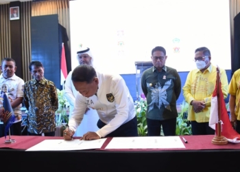 Menpora Zainudin Amali (tengah), menandatangani komitmen dan dukungan penyelenggaraan Asian Mini Football Championship 2023 di Provinsi Gorontalo pada penetapan tuan rumah serta peluncuran maskot dan logo di Hotel Aston, Kota Gorontalo, Jumat (16/9/2022). (Foto: Haris/Hms)