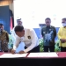 Menpora Zainudin Amali (tengah), menandatangani komitmen dan dukungan penyelenggaraan Asian Mini Football Championship 2023 di Provinsi Gorontalo pada penetapan tuan rumah serta peluncuran maskot dan logo di Hotel Aston, Kota Gorontalo, Jumat (16/9/2022). (Foto: Haris/Hms)