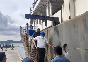 Pj Gubernur Gorontalo, Hamka Hendra Noer (kaos putih) meninjau kapal yang akan mengangkut jagung Gorontalo ke Filipina di Pelabuhan Anggrek, Gorontalo Utara, Sabtu (17/9/2022). (Isno/gopos)