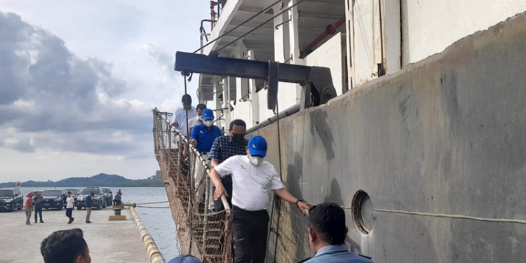 Pj Gubernur Gorontalo, Hamka Hendra Noer (kaos putih) meninjau kapal yang akan mengangkut jagung Gorontalo ke Filipina di Pelabuhan Anggrek, Gorontalo Utara, Sabtu (17/9/2022). (Isno/gopos)