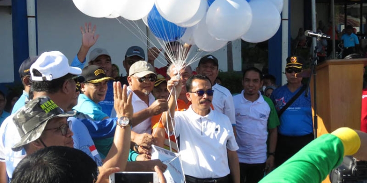 Kepala Dinas Perhubungan Provinsi Gorontalo, M. Jamal Nganro (kaos putih), bersama jajaran perhubungan di Provinsi Gorontalo mencanangkan Hari Perhubungan Nasional (Harhubnas)  tingkat Provinsi Gorontalo, Sabtu (10/9/2022). (Humas Dishub Provinsi Gorontalo)
