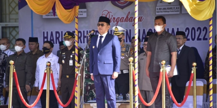 Penjabat Gubernur Hamka Hendra Noer saat memimpin upacara peringatan Hari Perhubungan Nasional (Harhubnas) tingkat Provinsi Gorontalo bertempat di halaman Museum Purbakala, Senin (19/9/2022). Foto–Fikri