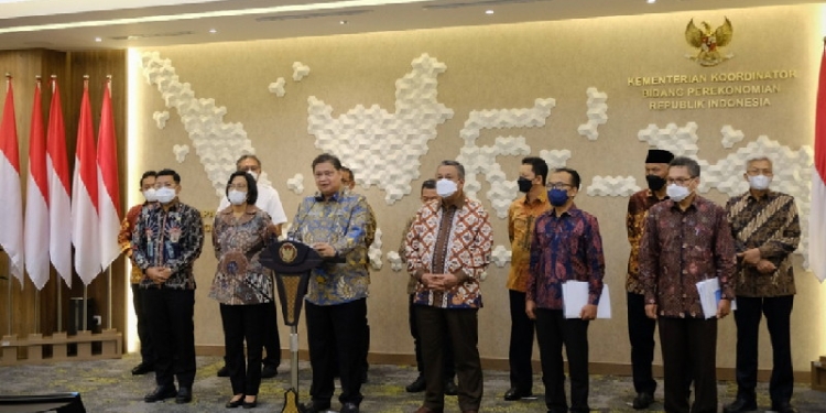 Menteri Koordinator Bidang Perekonomian Airlangga Hartarto memimpin Rapat Koordinasi Terbatas (Rakortas) pengendalian inflasi membahas harga pangan pada Kamis (1/9/2022).