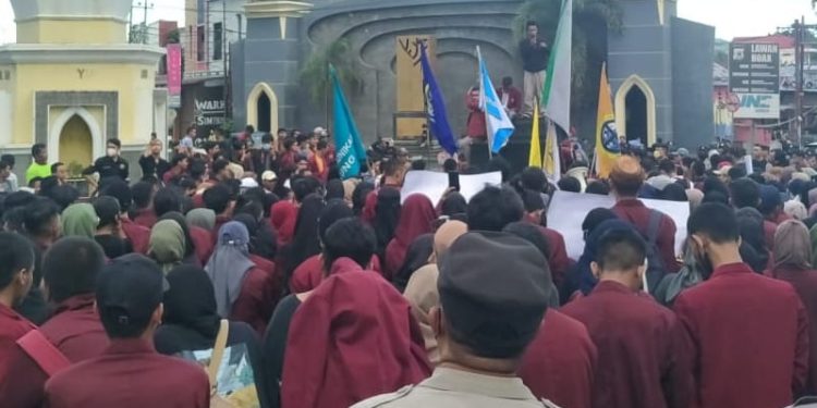 Aksi unjuk rasa yang dilakukan oleh Aliansi Mahasiswa Merah Maroon yang menuntut kenaikan harga BBM bersubsidi, Jumat (2/9/2022) (muhajir/gopos)