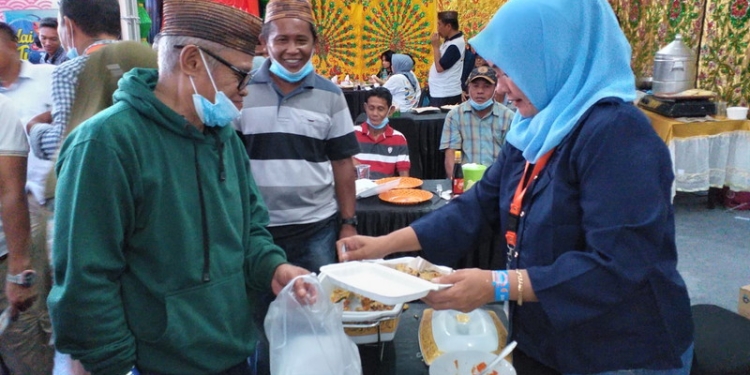 Rumah Makan Ramadhina saat melayani pembeli pada Festival Ikan Tuna di Lapangan Ippot Tapa, Jumat ( 2/9/2022)(Foto: Indra/Gopos)