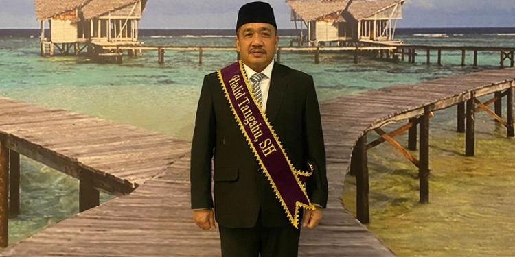 Ketua Dewan Perwakilan Rakyat Daerah (DPRD) Kabupaten Bone Bolango, Halid Tangahu resmi merengkuh gelar sarjana hukum. Dirinya berhasil meraih gelar tersebut dengan IPK 3,7.