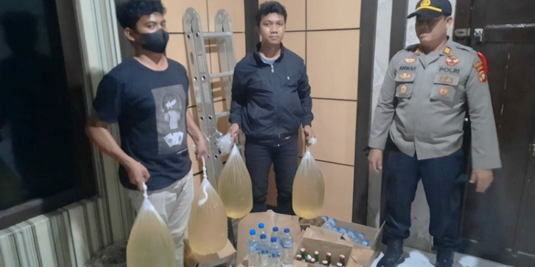 Kepolisian Resor (Polres) Gorontalo berhasil menyita ratusan botol miras berbagai jenis di Kecamatan Limboto Barat, Kabupaten Gorontalo saat OPS Pekat Otanaha II 2022, Sabtu malam (3/9/2022).