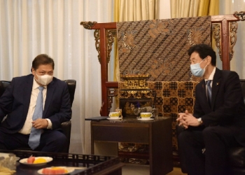 Menteri Koordinator Bidang Perekonomian Airlangga Hartarto saat melakukan pertemuan dengan Menteri Ekonomi, Perdagangan dan Industri (METI) Jepang Nishimura Yasutoshi, Sabtu (3/09).