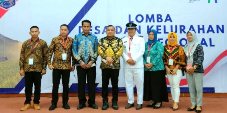 Wakil Bupati Gorontalo, Hendra S Hemeto bersama Tim Pemerintah Pemerintah Desa Pilohayanga. (Foto: Istimewa)