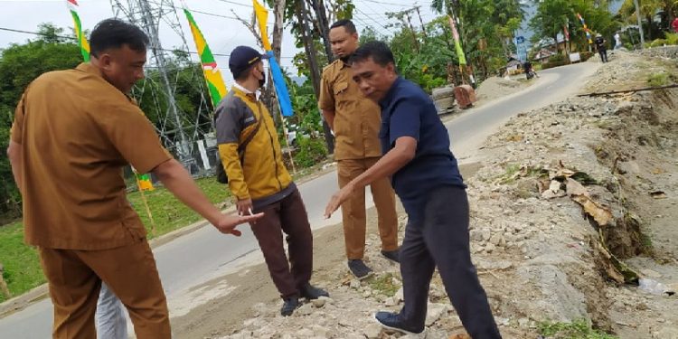 Sekertaris Komisi II Dewan Perwakilan Rakyat Daerah (DPRD) Kabupaten Bone Bolango, Paris Djali saat meninjau pengerjaan jalan Kasmat Lahay. (Foto: Istimewa)