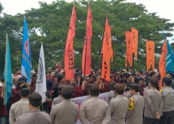 Aliansi Ormawa UNG melakukan aksi unjuk rasa di Depan Kantor DPRD Provinsi Gorontalo, Senin (5/9/2022) (muhajir/gopos)