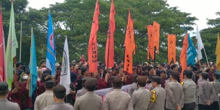 Aliansi Ormawa UNG melakukan aksi unjuk rasa di Depan Kantor DPRD Provinsi Gorontalo, Senin (5/9/2022) (muhajir/gopos)