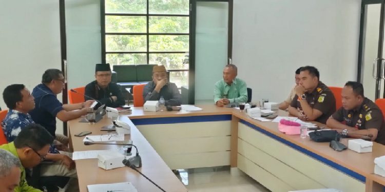 Ketua DPRD Kabupaten Bone Bolango, Halid Tangahu mengungkapkan jika memungkinkan adanya anggaran yang cukup pelaksanaan Pilkades akan dilaksanakan pada akhirnya 2022.
"Namun kalau tidak, akan dilaksanakan pada awal Januari 2023," ungkapnya usai melaksanakan rapat koordinasi rencana pelaksanaan Pilkades Bone Bolango di Ruang Rapat Mall Pelayanan Publik (MPP), Kamis (8/9/2022). (Foto: Istimewa)