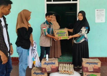Himpunan Mahasiswa Jurusan (HMJ) Pendidikan Guru Madrasah Ibtidaiyah (PGMI) IAIN Sultan AMAI Gorontalo menyerahkan Bantuan Korban Banjir di Desa Labanu, Kecamatan Tibawa, Kabupaten Gorontalo. (Foto: Istimewa)