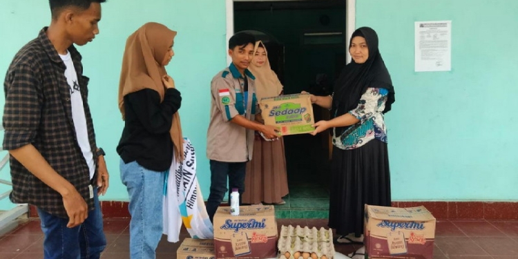 Himpunan Mahasiswa Jurusan (HMJ) Pendidikan Guru Madrasah Ibtidaiyah (PGMI) IAIN Sultan AMAI Gorontalo menyerahkan Bantuan Korban Banjir di Desa Labanu, Kecamatan Tibawa, Kabupaten Gorontalo. (Foto: Istimewa)