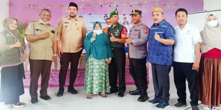 Ketua Dewan Perwakilan Rakyat Daerah (DPRD) Kabupaten Bone Bolango, Halid Tangahu memantau secara langsung penyaluran Bantuan Sosial di Desa Boludawa, Kecamatan Suwawa, Kabupaten Bone Bolango (14/9/2022). (Foto: Istimewa)