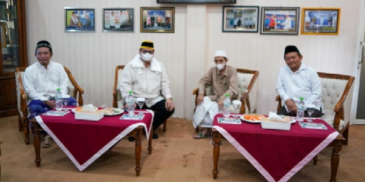 Menteri Koordinator Bidang Perekonomian Airlangga Hartarto mendapat sambutan meriah saat mengunjungi Pondok Pesantren Nurul Jadid, di Paiton, Probolinggo, Rabu (14/9/2022).