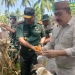 Ketua DPRD Bone Bolango, Halid Tangahu saat menghadiri kegiatan panen jagung oleh Kodim 1304 di Desa Tunggulo, Kecamatan Tilongkabila, Kabupaten Bone Bolango, Senin (26/9/2022).