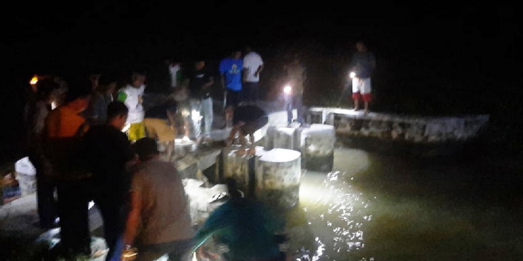 Beberapa warga, Babinsa, dan Babinkamtibmas setempat terlihat ikut melakukan pencarian terhadap korban. (Foto: Istimewa)
