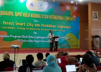 Bupati Gorontalo, Nelson Pomalingo saat mengikuti kegiatan Seminar Lokakarya dan Rapat Kerja Nasional IX Perkumpulan Program Studi Ilmu Lingkungan (PEPSILI) dengan Tema "Forest Smart City dan Pendidikan Lingkungan di Grand Ballroom ITC Damhil Gorontalo, Kota Gorontalo, Jumat (2/9/2022). (Foto: Putra/Gopos)