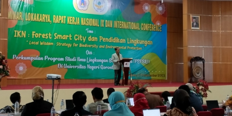 Bupati Gorontalo, Nelson Pomalingo saat mengikuti kegiatan Seminar Lokakarya dan Rapat Kerja Nasional IX Perkumpulan Program Studi Ilmu Lingkungan (PEPSILI) dengan Tema "Forest Smart City dan Pendidikan Lingkungan di Grand Ballroom ITC Damhil Gorontalo, Kota Gorontalo, Jumat (2/9/2022). (Foto: Putra/Gopos)
