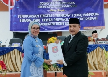 Penyerahan dua ranperda usul inisiatif DPRD Bone Bolango ke Wakil Bupati Bone Bolango, Merlan Uloli oleh Ketua DPRD Bone Bolango, Halid Tangahu. (Foto: Putra/Gopos)